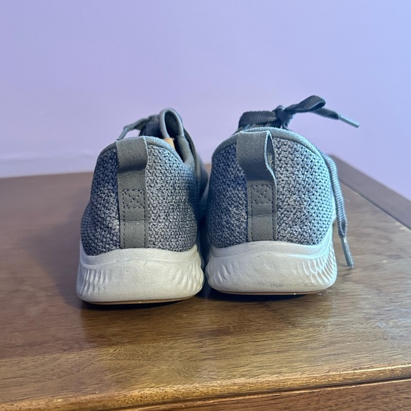 Women’s New Balance Fresh Foam shoes - Picture 2 of 6